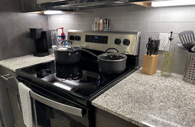 1BR QUEEN PREMIERE SUITE - FREE WIFI