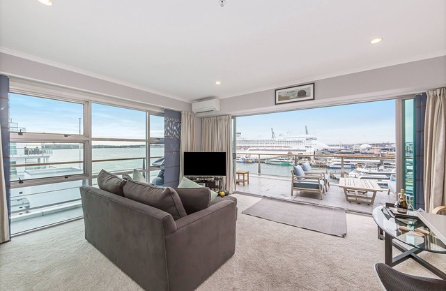 1BR Sub-Penthouse - Panoramic Views