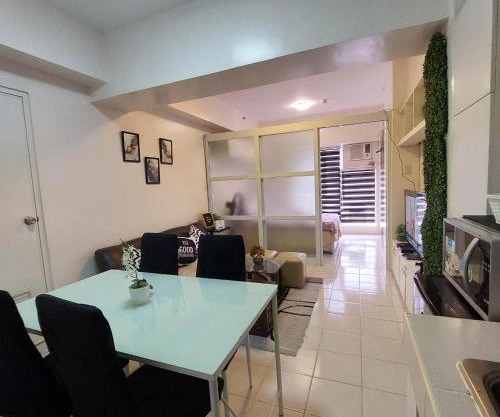 1BR Tagaytay Haven, Cozy Condo Escape with Pool