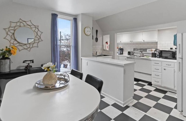 1BR Upstairs / Pets OK / Hot tub!