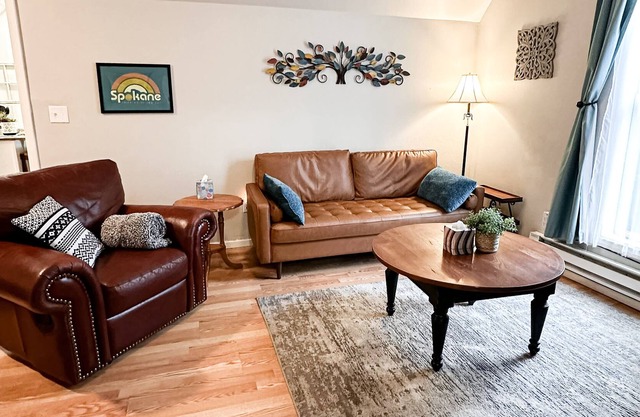 1BR Upstairs / Pets OK / Hot tub!