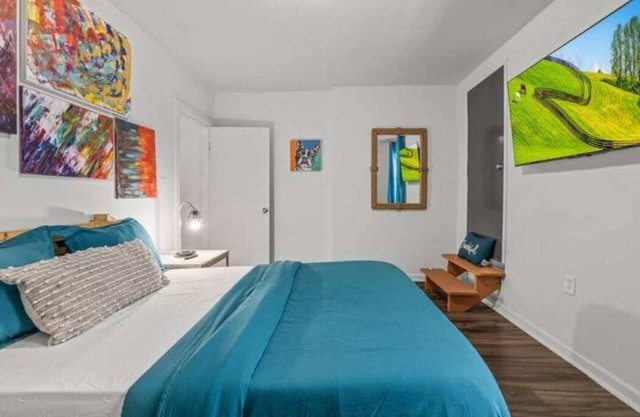 Urban Chic Suites Near Center City