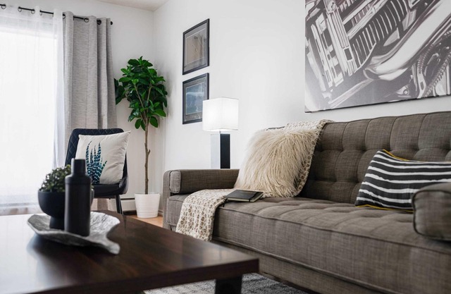 1BR w/ Balcony | Newly Renovated | Downtown