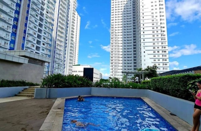 1BR w/balcony nr SM North| Parking | WIFI |Netflix