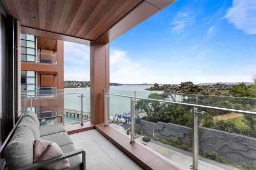 1BR with Balcony Close to Ferry by Zodiak Stays