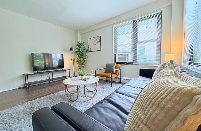 Stylish Hyde Park 1BR near UChicago