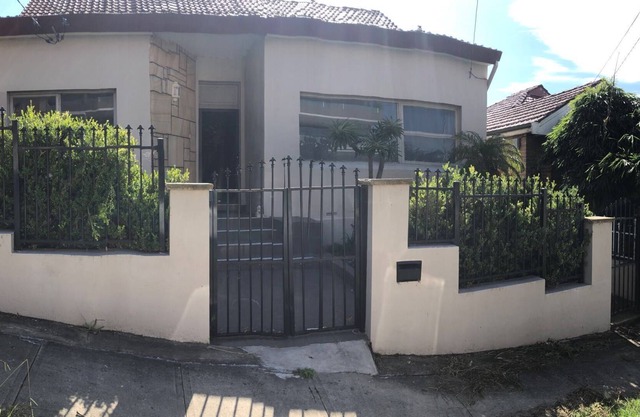 1miuntes walk to station