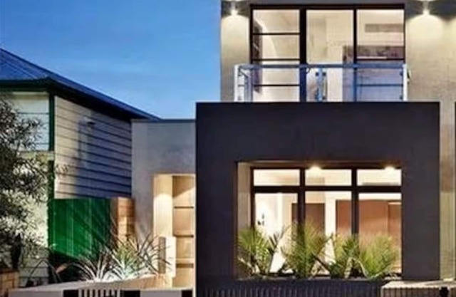 1st Class Living in the Heart of A+ Albert Park