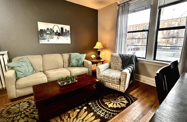 1st Fl King+Queen Beds, pet friendly, Steps to Metrolink, Free Gated parking