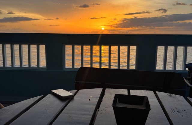 1st Floor - Direct Beach Access - Sleeps 6