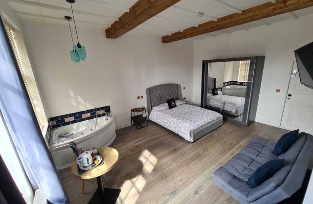 1st floor luxury large Ensuite (No Tub)