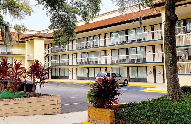 1st Floor Room Simple Rewards Inn"