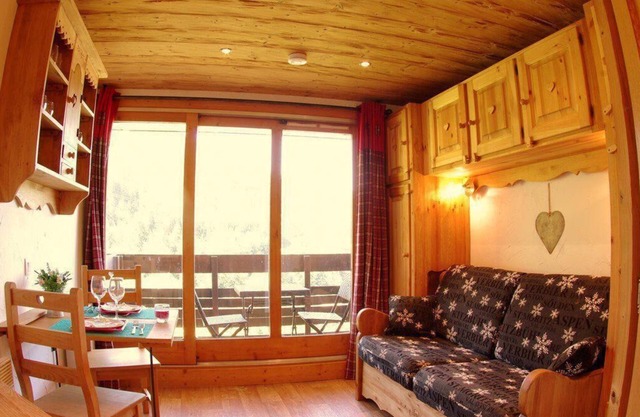 1st floor, view ski slopes, balcony, tv, ski locker, 12m², Valmorel