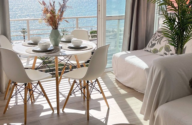 Apartamento en 1ª linea con Vistas al Mar y Piscina y WIFI