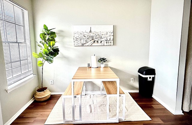 2/1.5 Charming Townhome near AT&T w/ Fast WiFi & Comfy King Bed