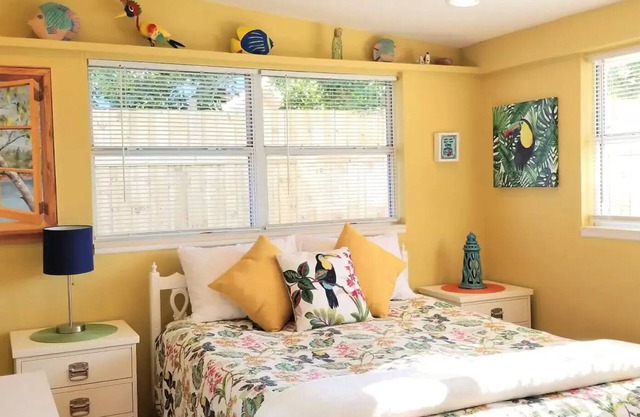 2/1 Lindo, brillante, artístico, cerca del patio de privacidad cercado de Siesta Key para mascotas.