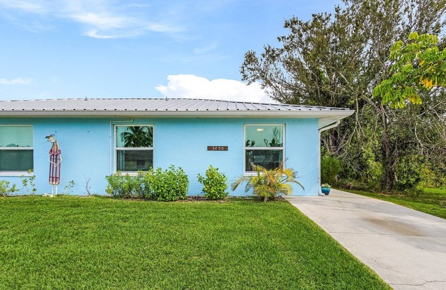 2/1 in Bokeelia with Fenced in Yard, Minutes from Matlacha!