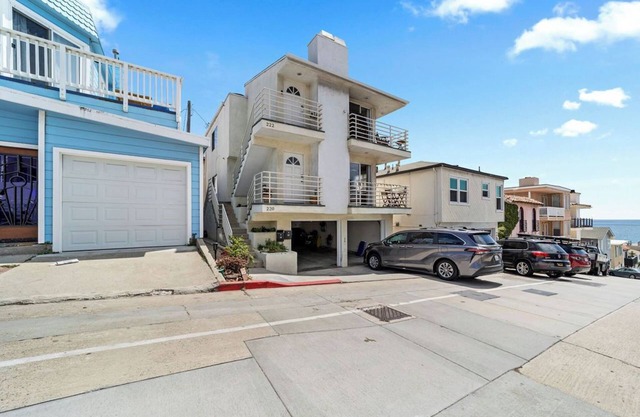 2/2 Beach Bungalow With Ocean Views & Parking!
