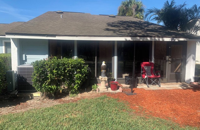 2/2 condo in Kissimmee, next to 3rd tee of golf course, pool, pet friendly.