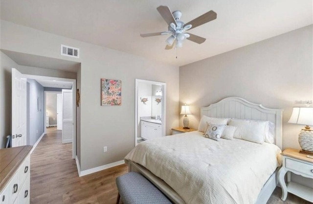 2/2 Condo in Sarasota w/ heated pool, gym, lake view, fiber WiFi. < 5 mi beach!