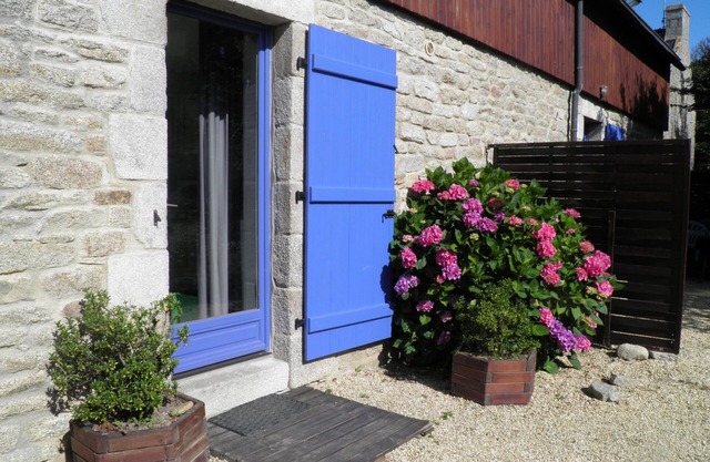 2/3-person gite 350 m from beaches via footpath and adjacent to 18-hole golf course.
