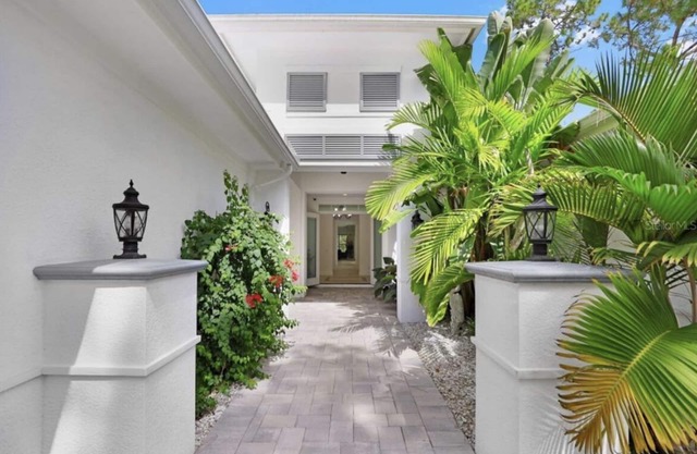 2.5 acre Estate Home Huge Outdoor living area Pool – Central Naples Location