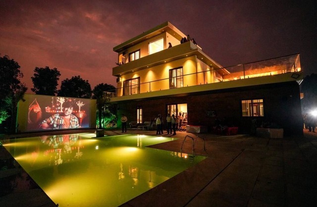2.5 acres,5 luxury rooms,master suite with bathtub,pool,kids area ,Lawn.