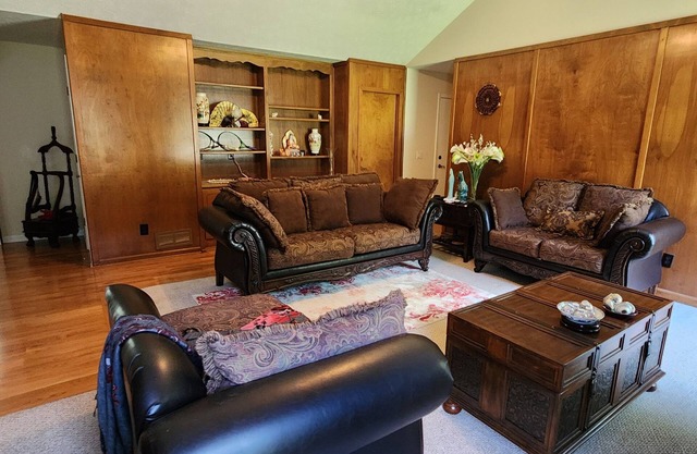 2 acre House Privacy-Charming 3-bedroom house in Lawrenceville with AC