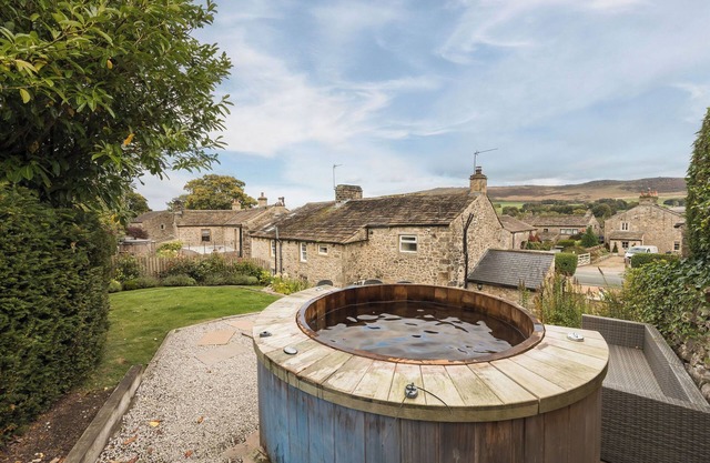 2 adjoining luxury cottages sleeping 11 with 2 private hot tubs