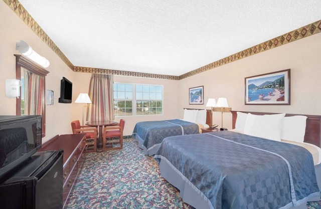 2 Affordable Accommodations in Pecos! A mile away from Memory Lane Car Museum!