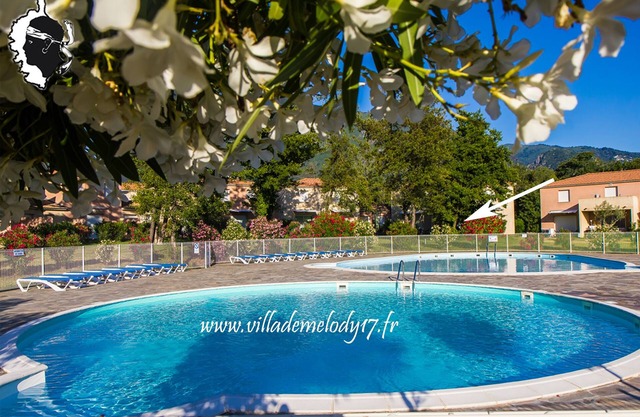 * 2 aire de mini villa con vistas a las piscinas y jardín, a 500 m de la playa, para 4 personas condicionada
