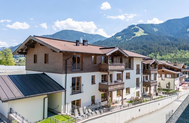 2 apartments for groups next to the gondola