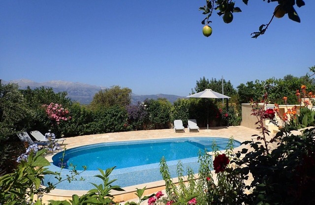 2 apartments sharing garden and pool
