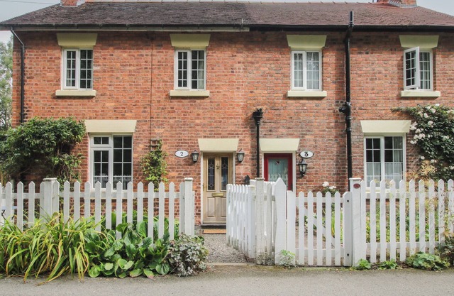 2 AQUEDUCT COTTAGES, pet friendly, character holiday cottage in Chirk