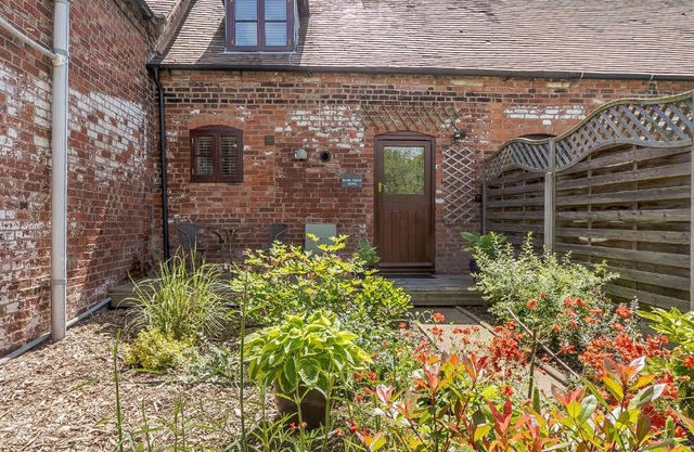 2 Bank Farm Mews