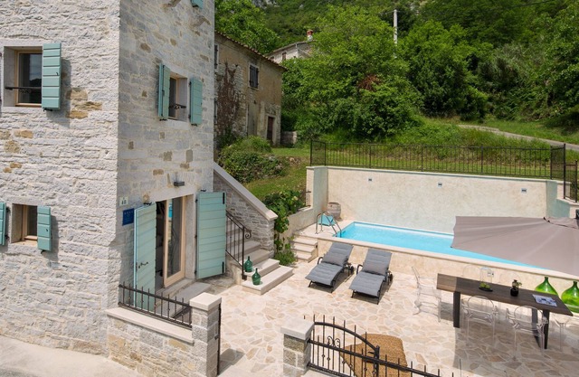 2 BD house with pool