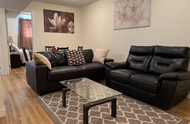 2 BD RM Casa moderna con entrada privada en un barrio tranquilo