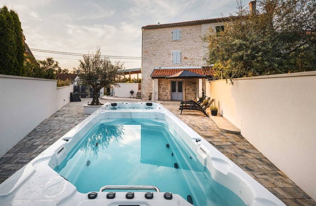 Villa de 2 dormitorios con piscina y jacuzzi para hasta 4 personas