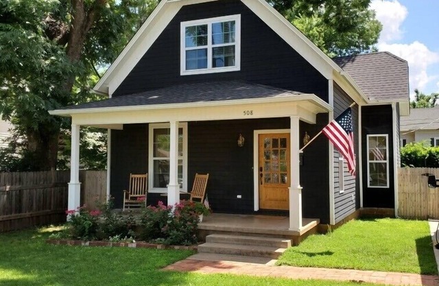 2 BDR-2.5 Bath beautifully remodeled 1930 cottage 2 blocks from Downtown