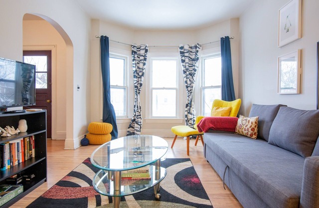 ♥2 BDR Bright Apartment ♥ Fast WIFI ♥ Quiet Area ♥ Perfect for families!