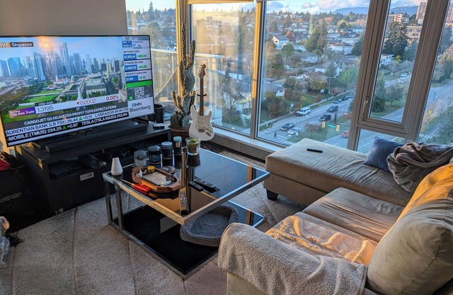 2 BDRM 2 BATH Penthouse Amazing Views on Skytrain Close to Downtown and Airport