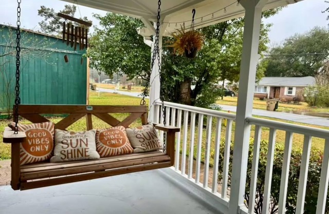 2-bdrm Bungalow 15 min from Downtown w/ WiFi, Central Air