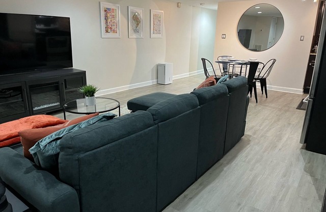 2 bdrm ENG BSMT apartment in dcs historical neighborhood Bloomingdale