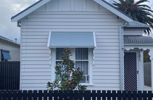 2 bdrm, family friendly, Comfy Cottage in walking distance to….