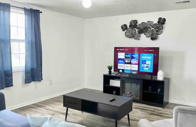 2 Bdrm Guest Home, Large Property 10min/Lucas Oil!