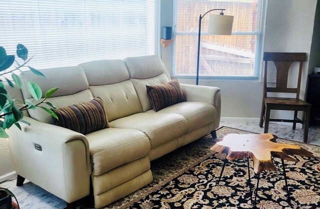 2 bdrm private quiet house, full kitchen, 2 to 4 guests. Centrally located