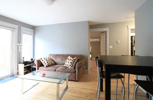 Estación de Canada Line Oakridge de 2 habitaciones en la casa de Canada.