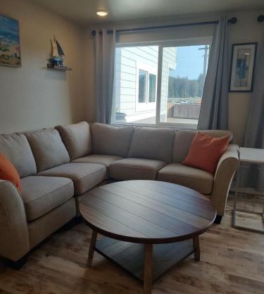 2 bdrm, Walking distance to all