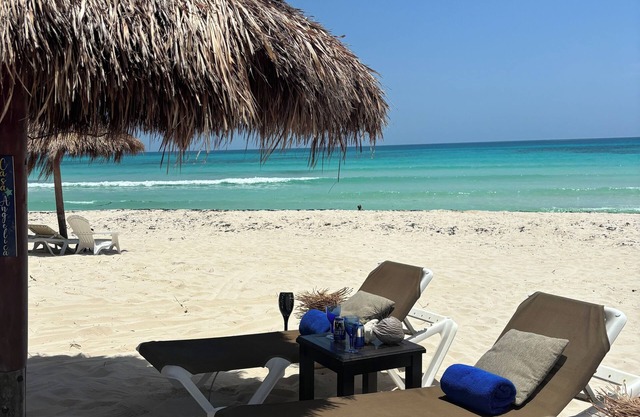 Precioso 3 habs. Villa * Ama de llaves * Piscina * 1 minuto de playa * Wifi * Deportes acuáticos