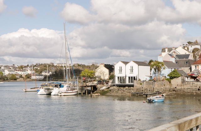 2 BEACH COTTAGE, pet friendly, character holiday cottage in Hooe